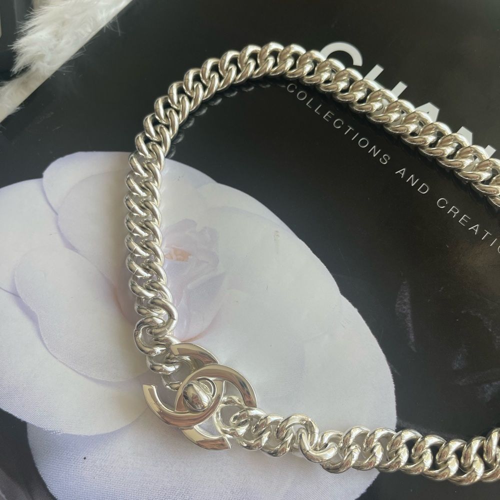Sold AUTHENTIC Chanel silver tone large chunky CC Turnlock jumbo choker - Picture 3 of 7